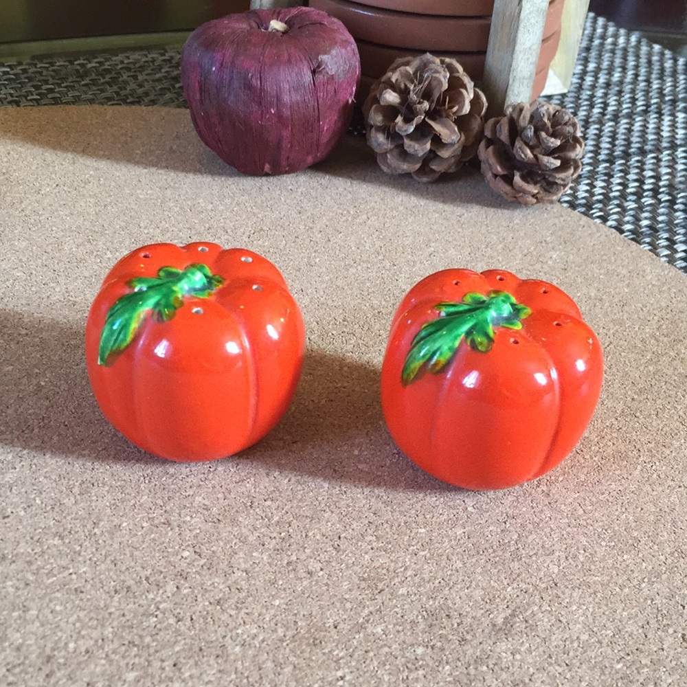 Mid Century Fall Pumpkins Salt and Pepper Shakers Set - Picture 4 of 5